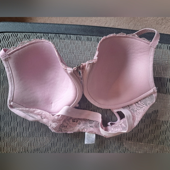 SIMPLY VERA - Vera Wang LILAC LACE T-Shirt BRA like new SIZE 36D front closure